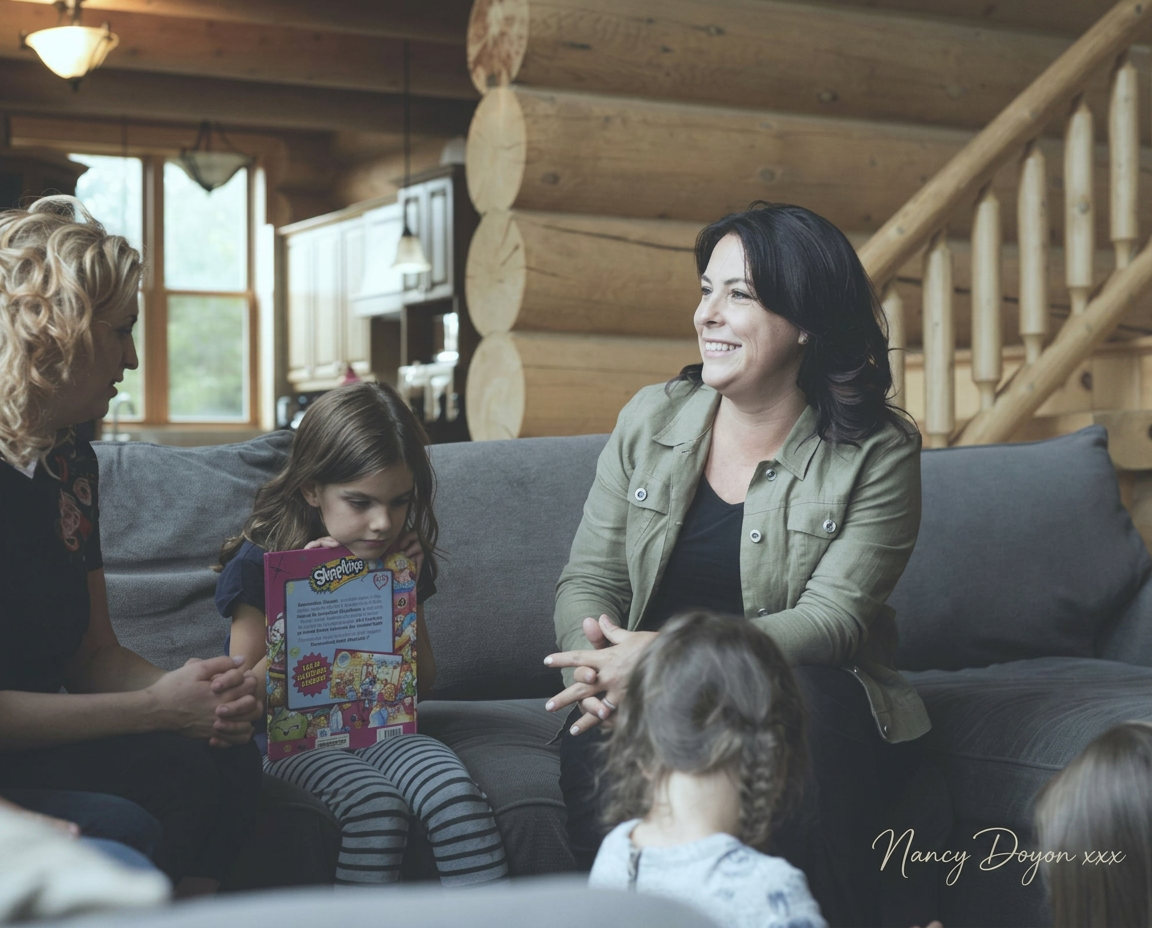 Nancy Doyon échangeant avec une mère et ses enfants